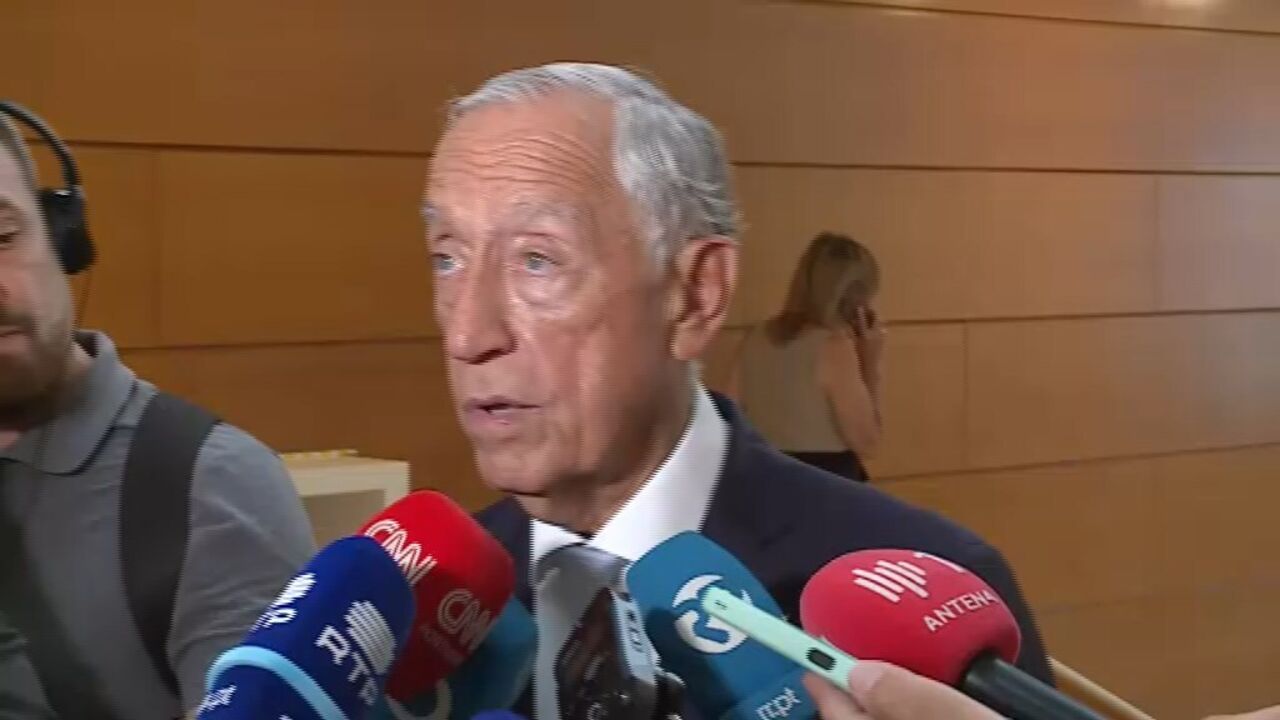 Marcelo Rebelo de Sousa discursa para os jornalistas com microfones