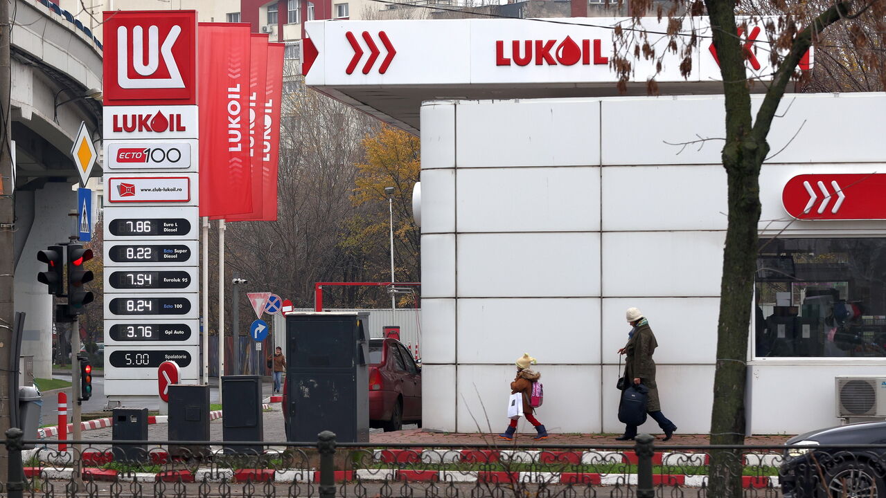Antigo dono do Pornhub interessado em ativos da Lukoil, petrolífera russa sancionada pelos EUA