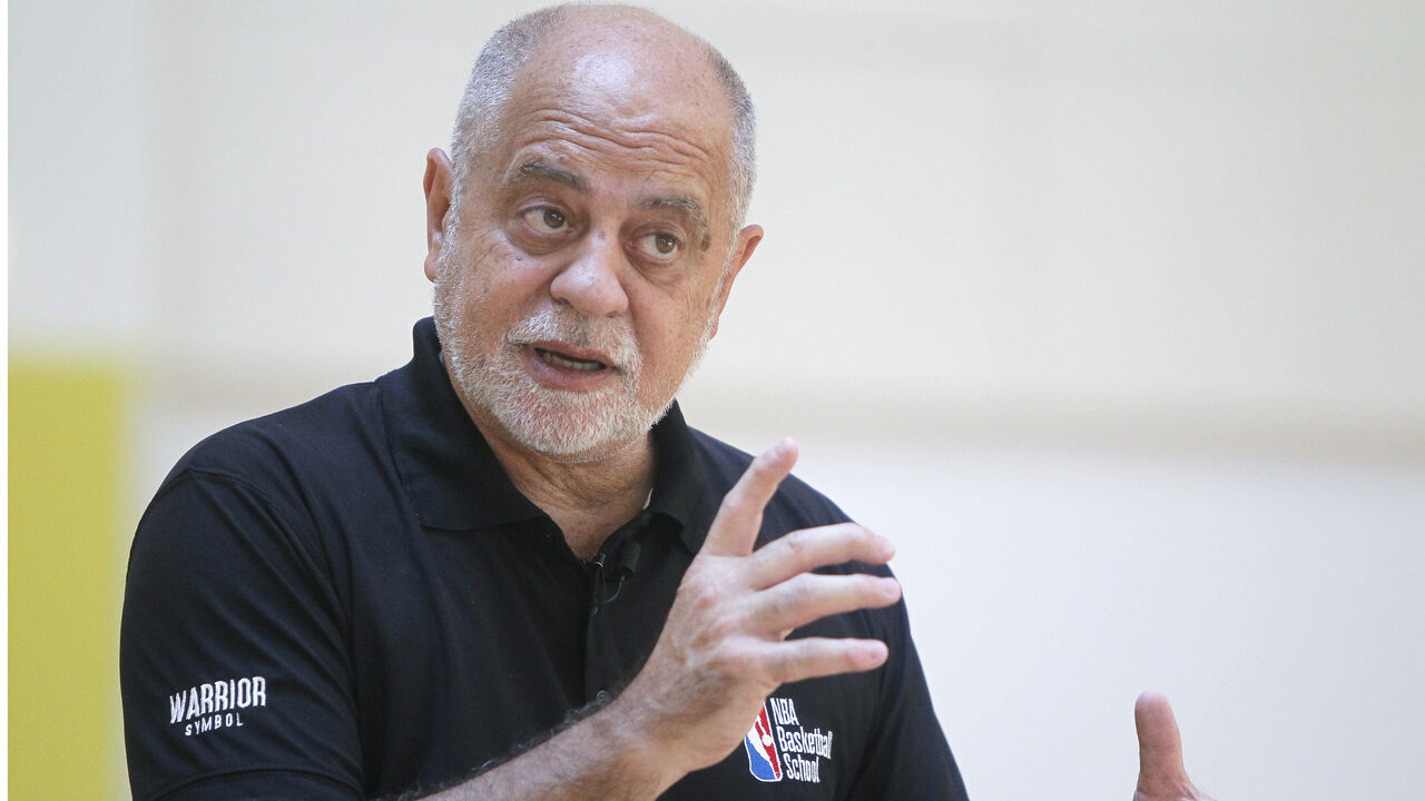 Homem discursa na NBA Basketball School