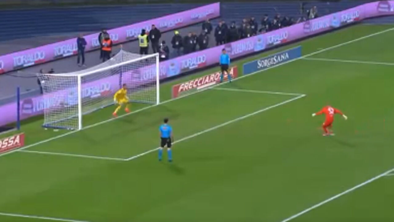 O penálti-canhão do guarda-redes do Nápoles que pode ter batido... os 130 km/h