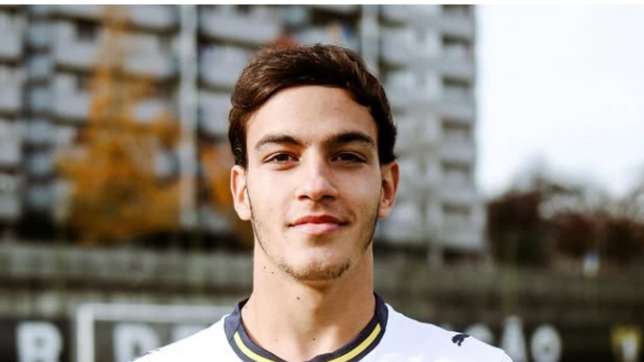 Lourenço Teixeira recebe prémio de Jogador do Mês de outubro