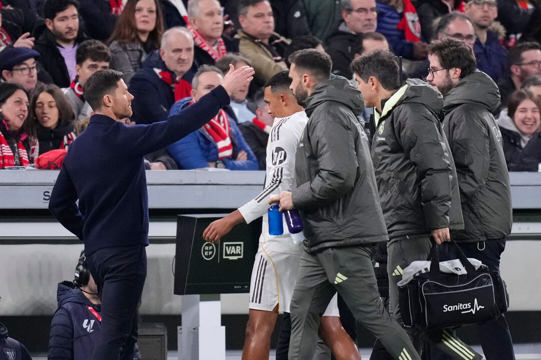 Trent Alexander-Arnold saiu lesionado do embate com o Athletic Bilbau