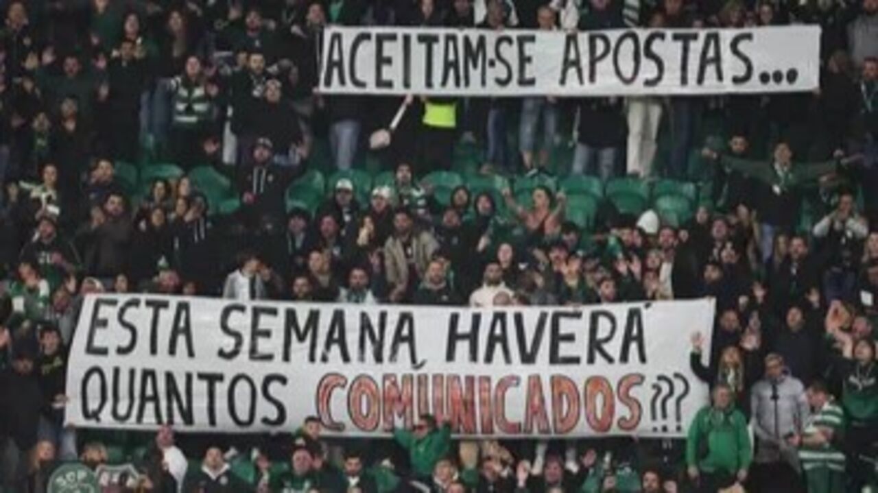 Adeptos do Sporting mostram cartazes sobre apostas e comunicados antes do dérbi