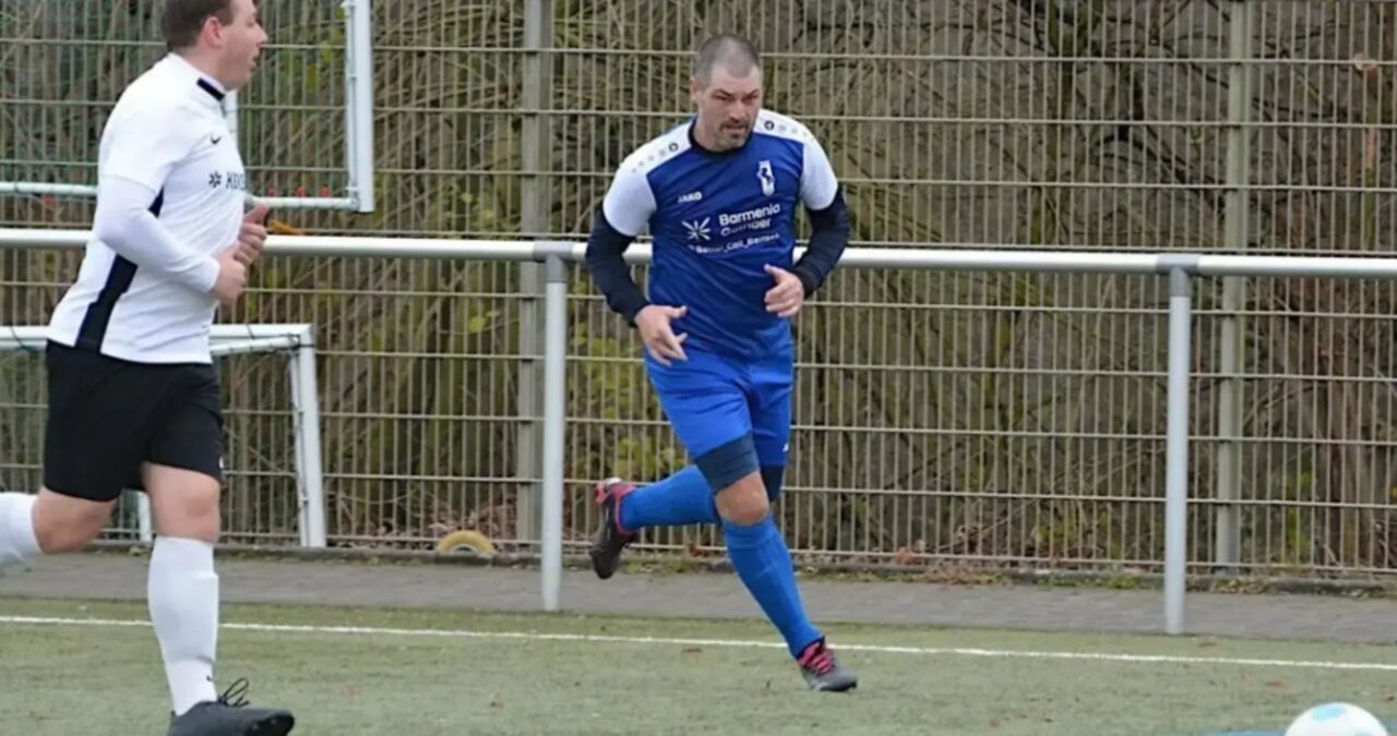 Mark Bellingham joga no FC Herdecke-Ende