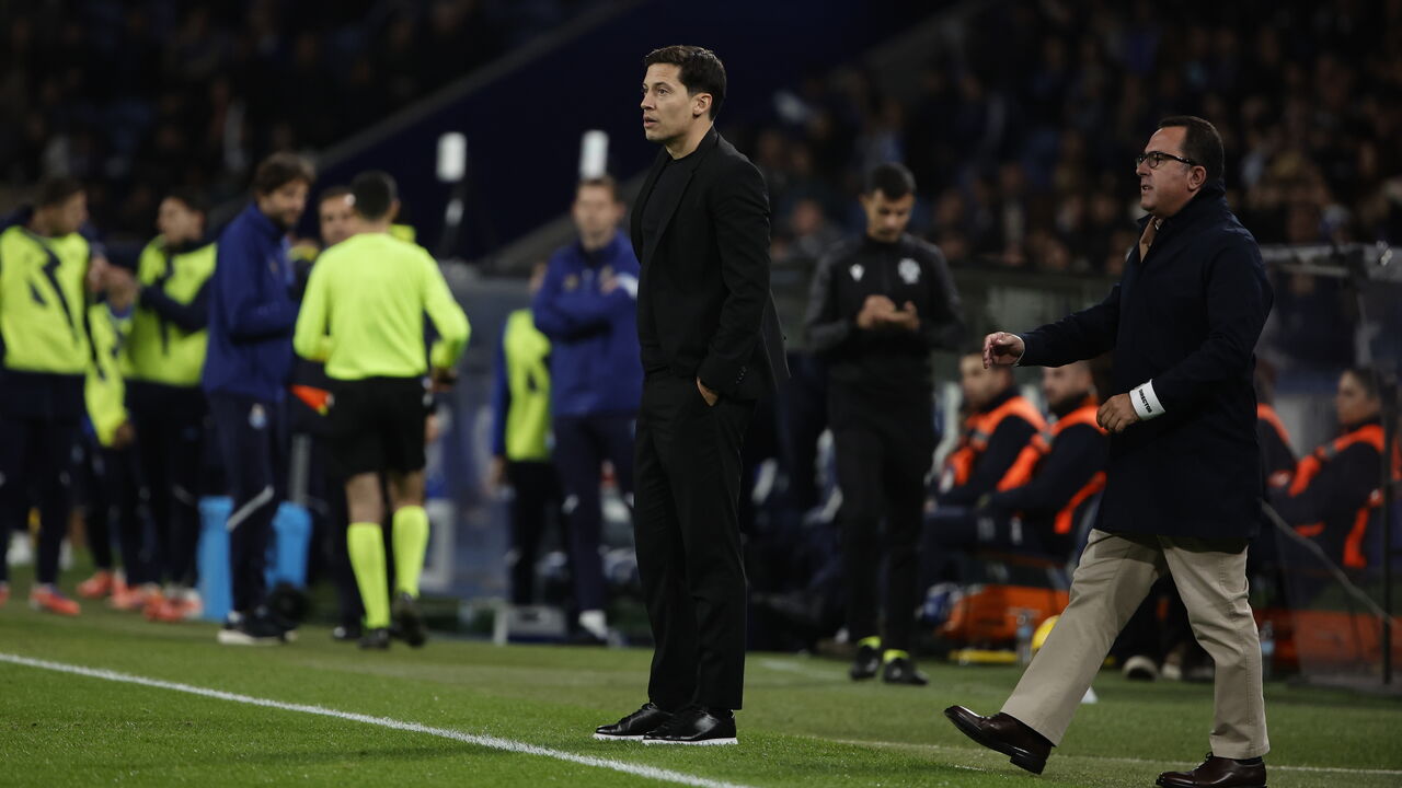 Luís Pinto dá instruções aos jogadores durante o FC Porto-V. Guimarães