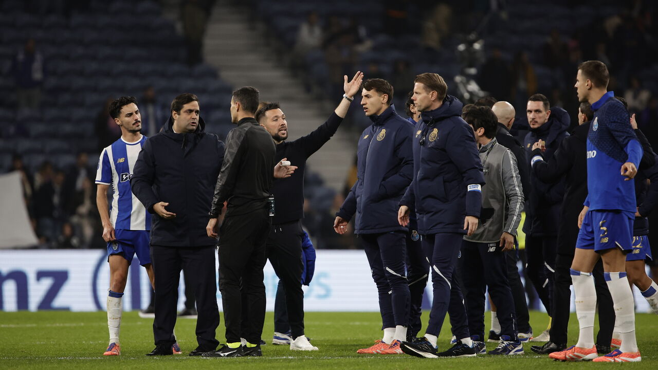 Farioli à conversa com um elemento da equipa de arbitragem no final do FC Porto-Vitória