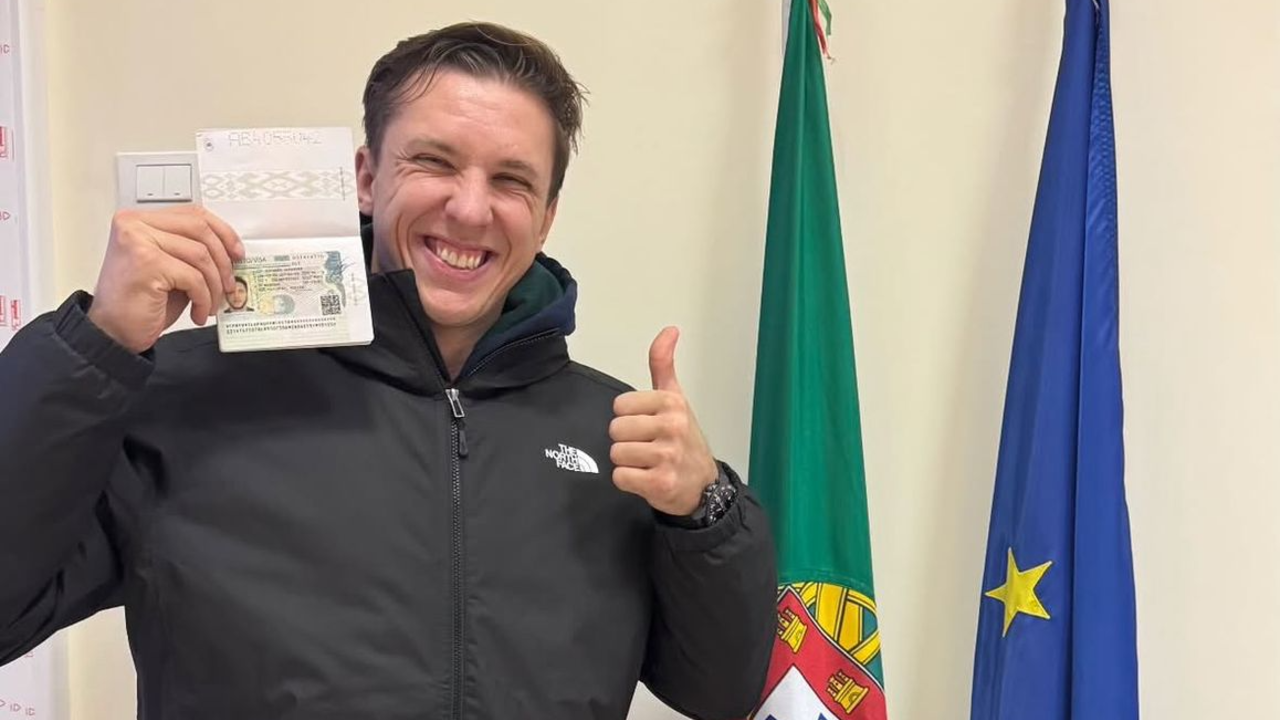 Mikita Vailupau regressa a Portugal após aprovação de visto.
