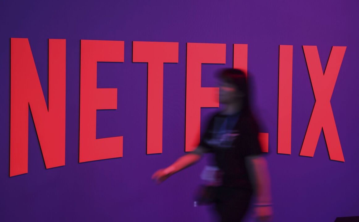 Logótipo da Netflix com pessoa desfocada em frente