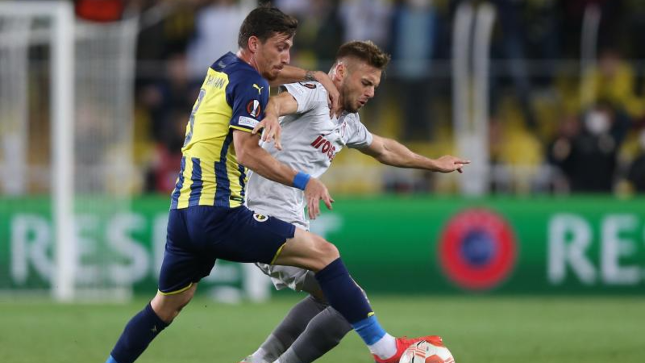 Futebolistas disputam a bola em jogo sob suspeita de apostas ilegais