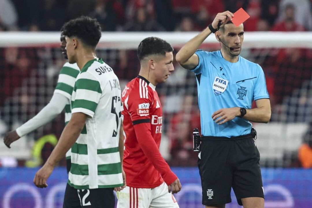 António Nobre mostra o vermelho a Prestianni