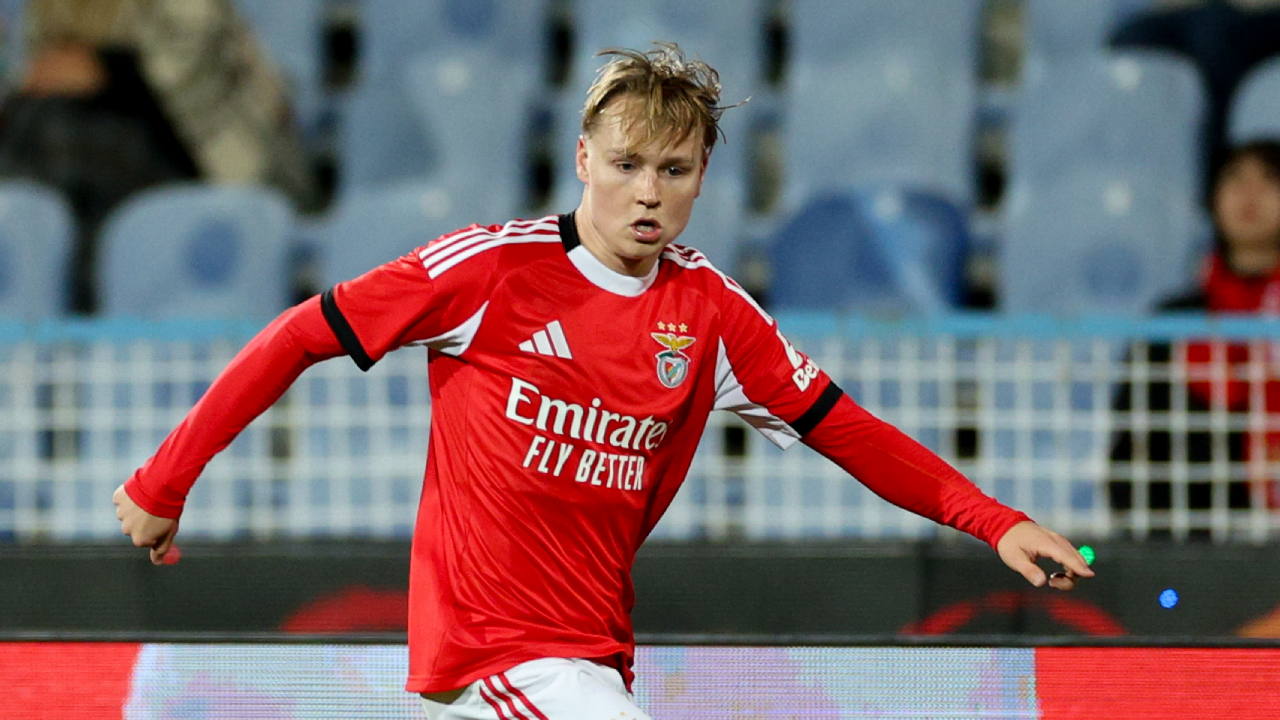 Schjelderup durante o Atlético-Benfica