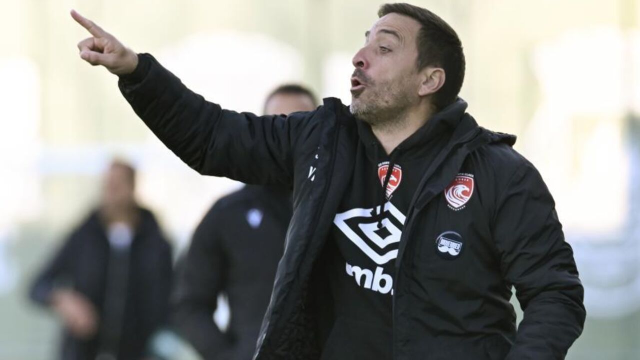 O treinador do Santa Clara gesticula durante o jogo