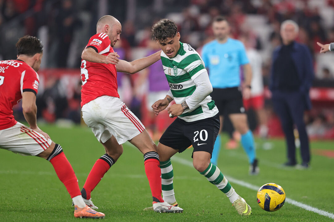 Maxi Araújo em disputa com Aursnes