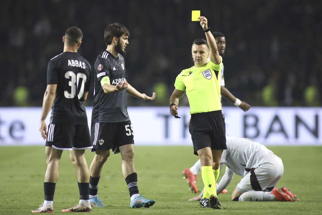 O árbitro Nick Walsh