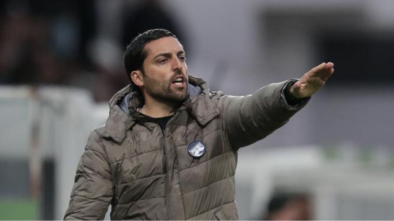 Treinador gesticula durante partida de futebol