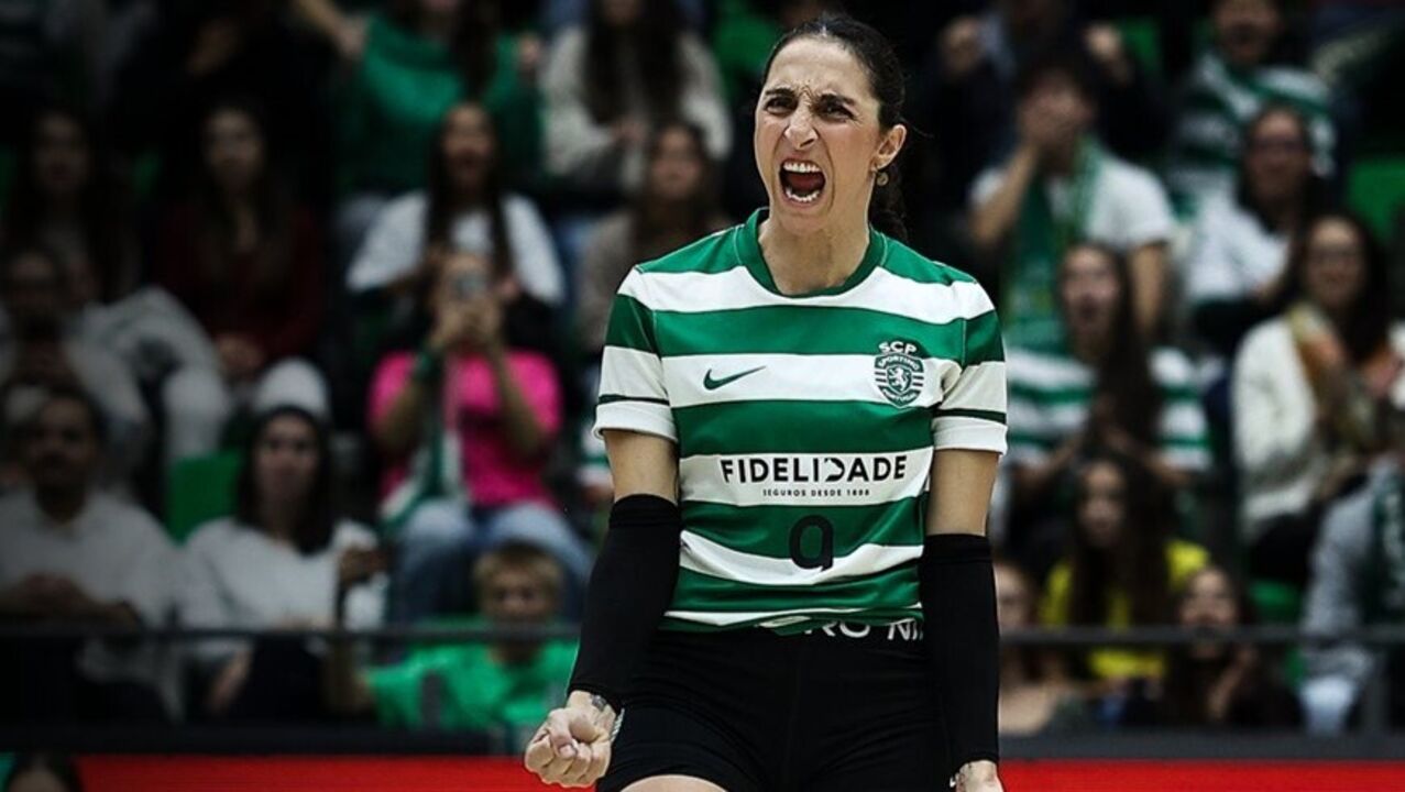 Jogadora do Sporting comemora vitória frente ao Benfica no campeonato feminino