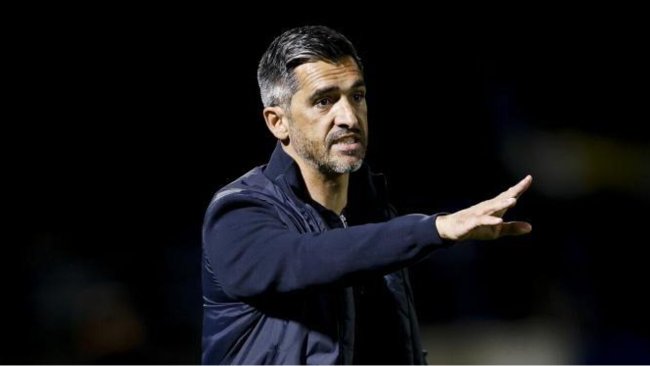 Treinador gesticula durante jogo de futebol