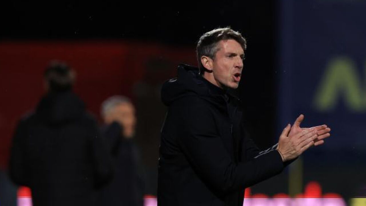 Treinador gesticula durante jogo de futebol