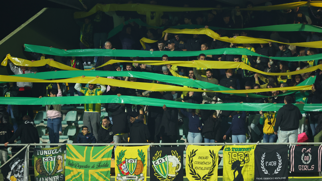 Os adeptos do Tondela no apoio à equipa antes do início do jogo com o FC Porto