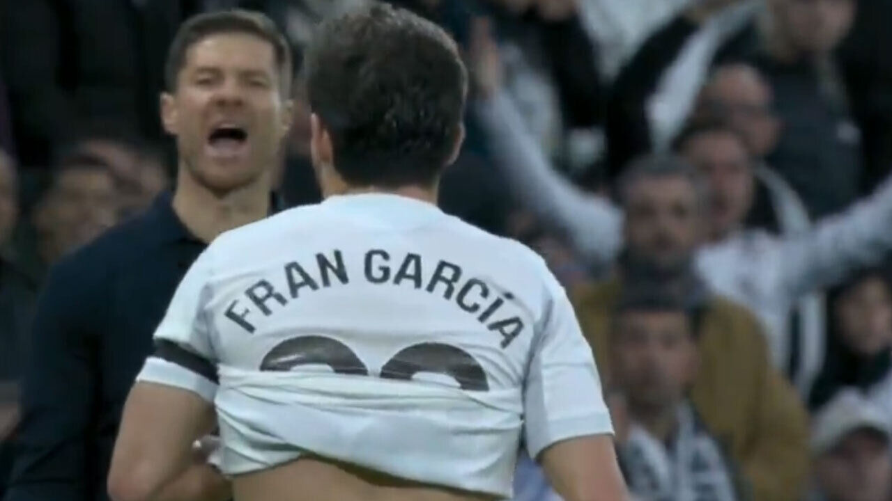 «Não me f...»: Xabi Alonso furioso com Fran García após expulsão no jogo com o Celta