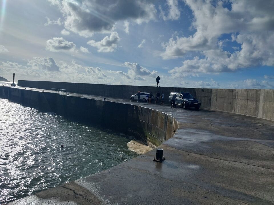 Cinco pessoas arrastadas por onda que galgou a muralha do cais do Paul do Mar na Madeira