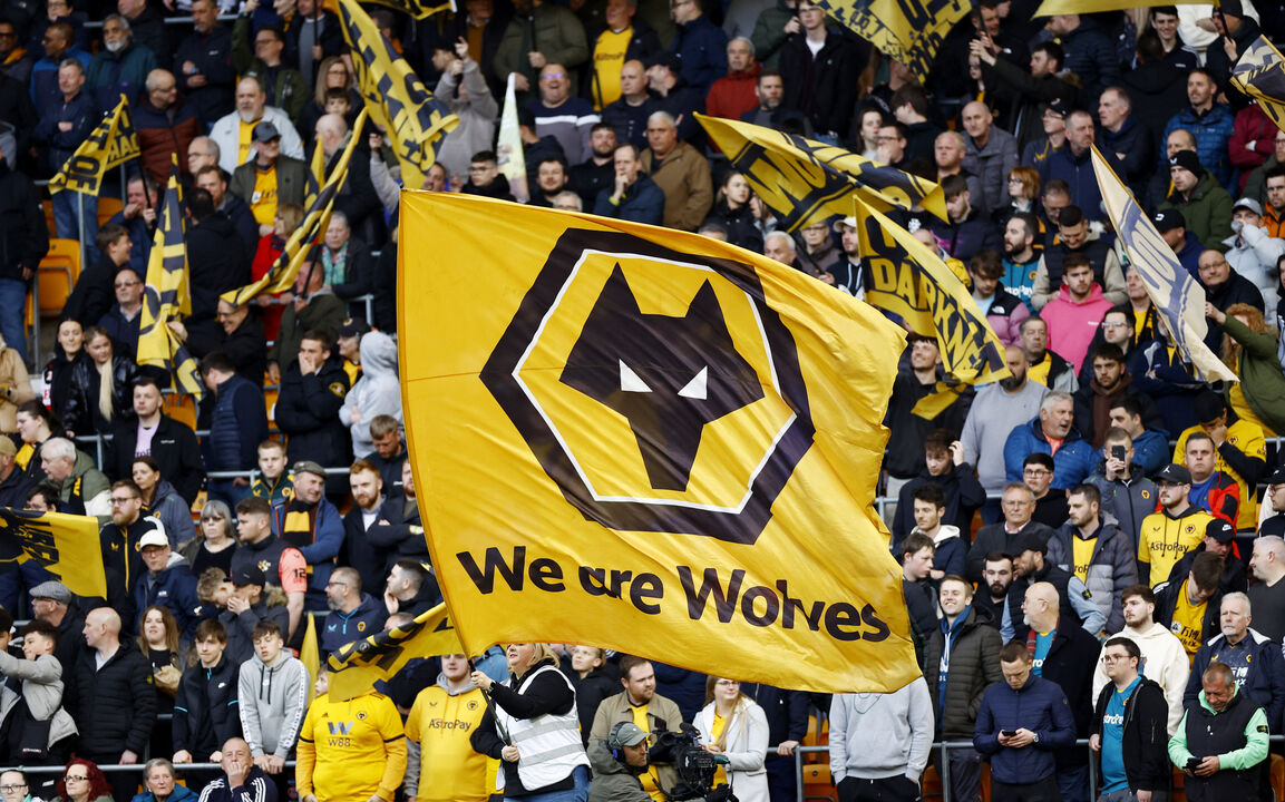 Adeptos do Wolves protestam contra a direção antes do jogo com Man. United