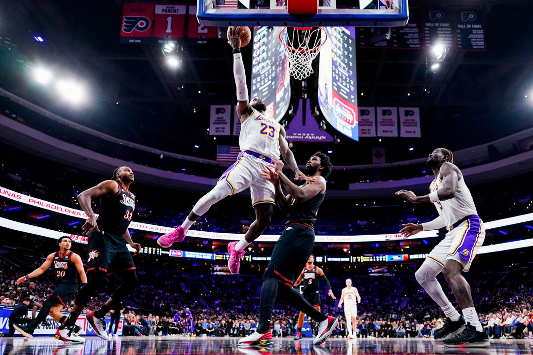 LeBron James joga basquetebol pelos Lakers contra os 76ers em Filadélfia