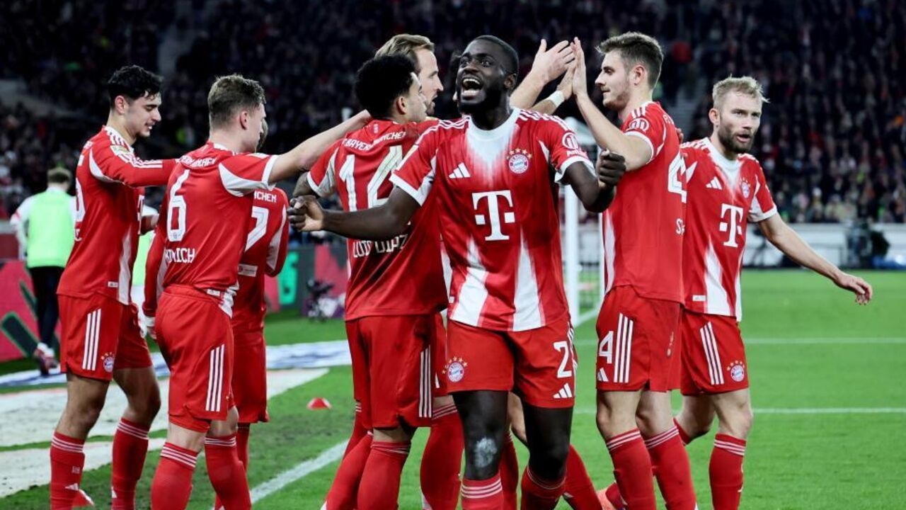 Jogadores do Bayern Munique celebram um golo durante um jogo