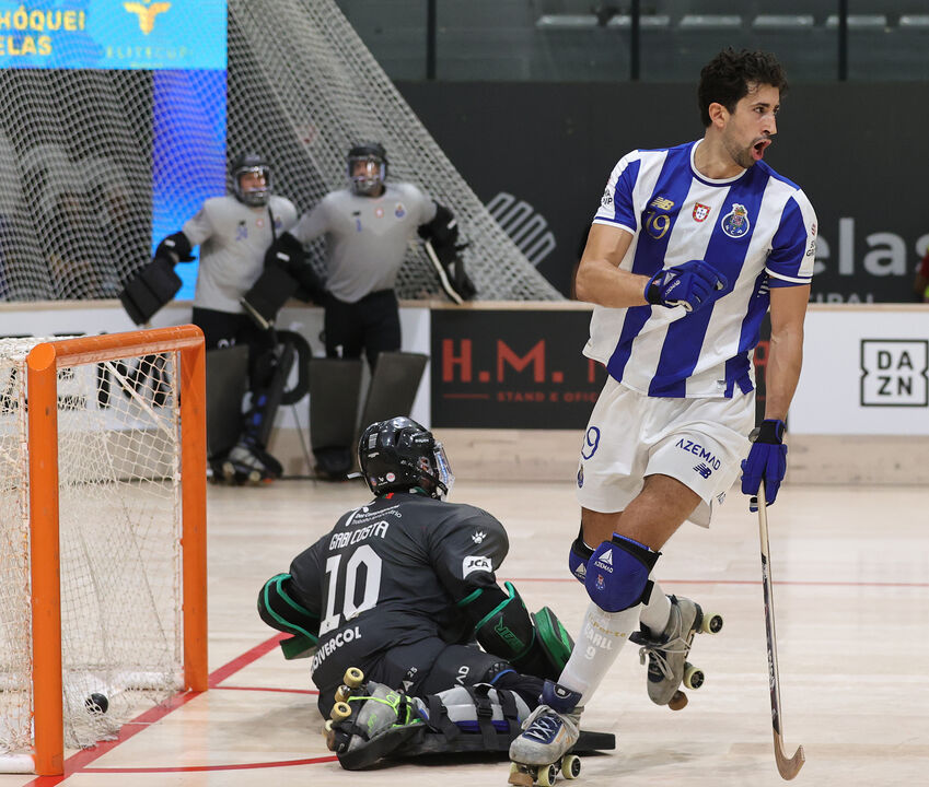 Jogador do FC Porto festeja golo no hóquei em patins