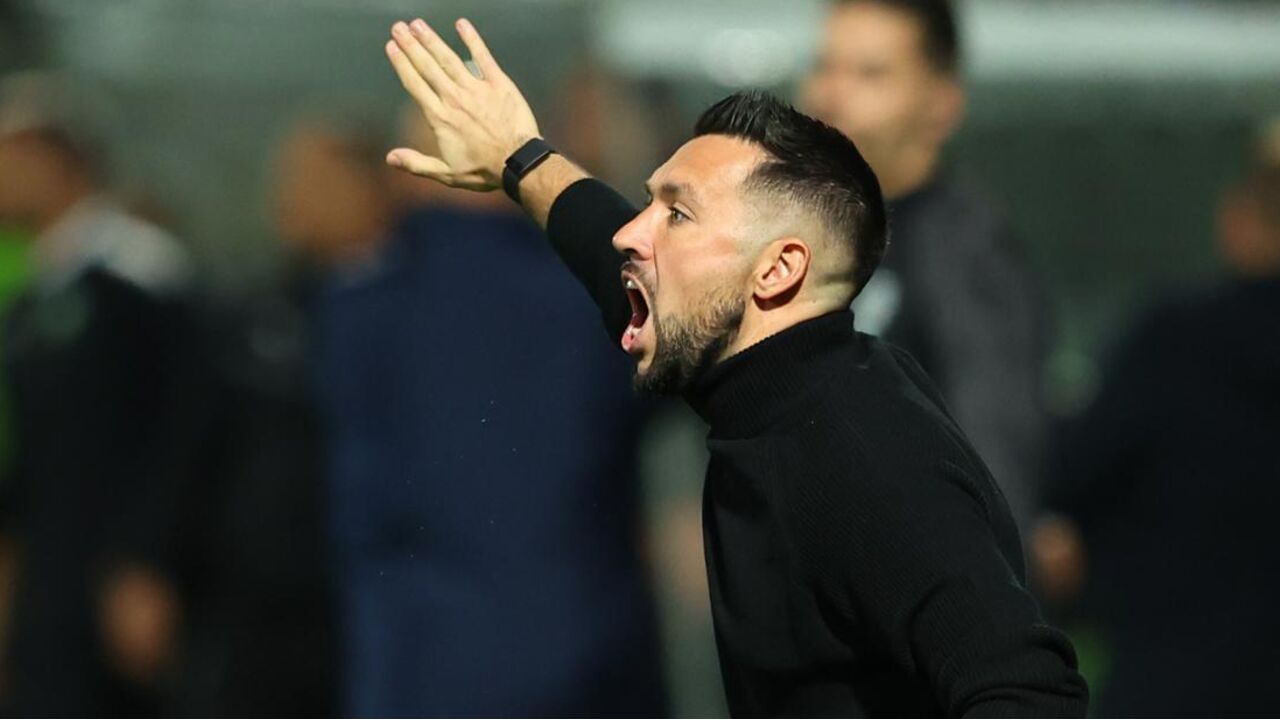 Francesco Farioli dá indicações em Tondela