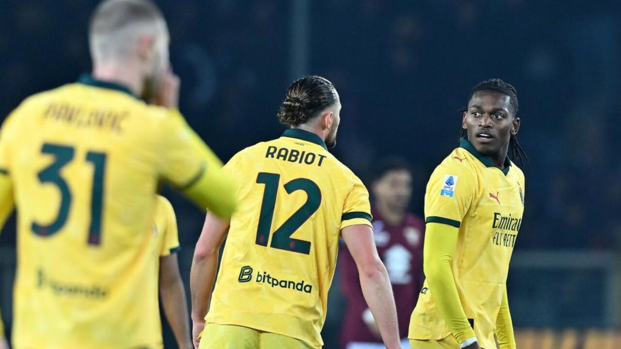 Jogadores do AC Milan em campo com equipamentos amarelos