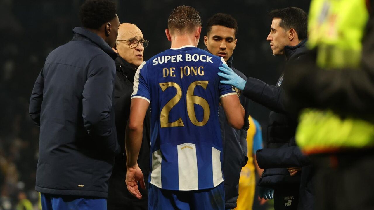 Luuk de Jong avalia opções de tratamento para lesão no joelho esquerdo.
