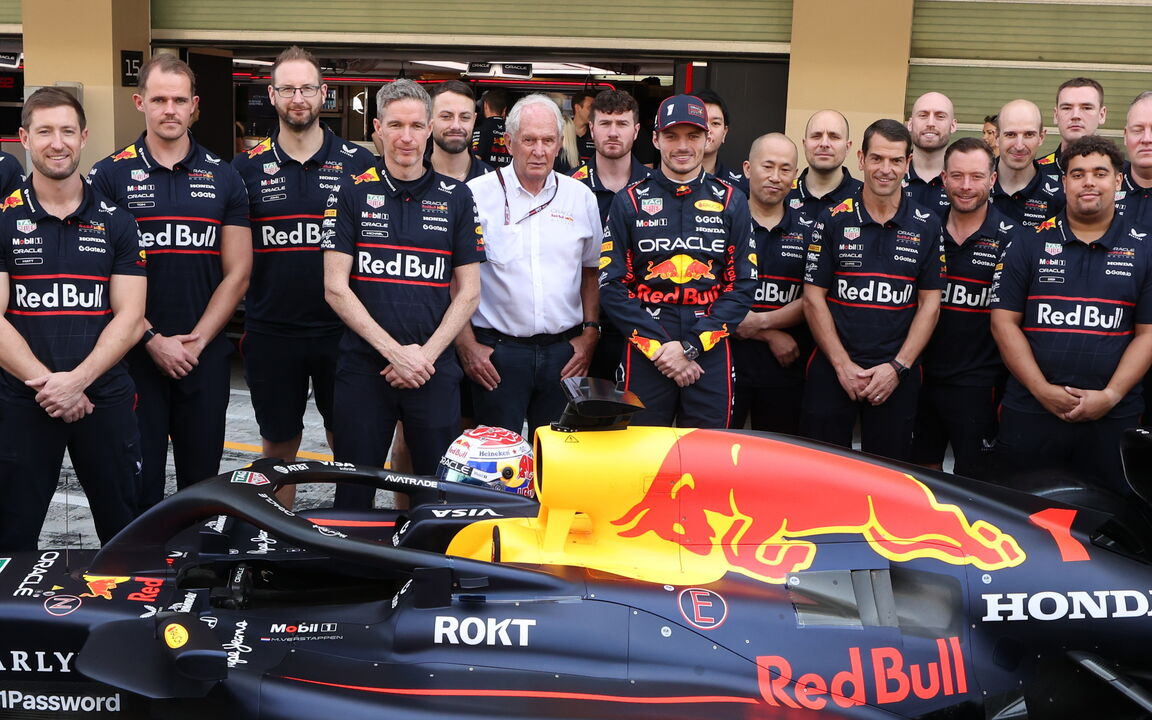 Equipa Red Bull Racing com Max Verstappen e o RB19