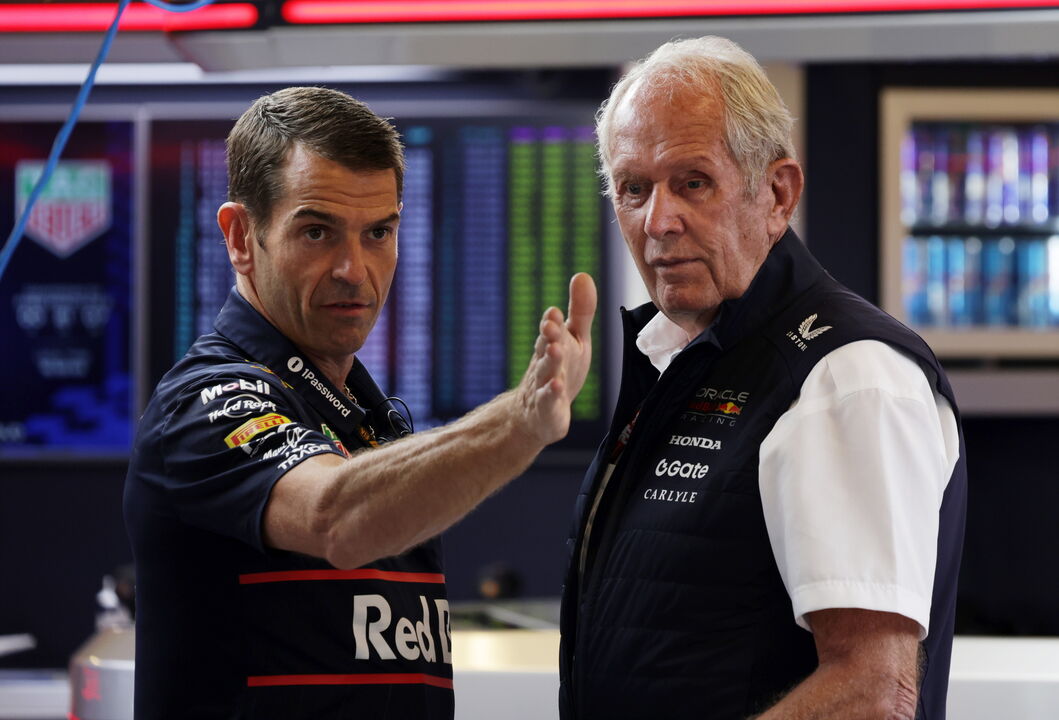 Marko e outro membro da equipa Red Bull Racing em conversa
