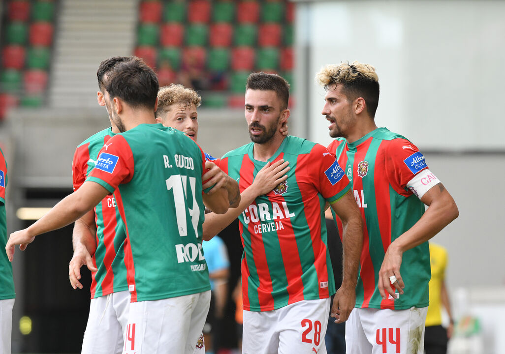 Carlos Daniel (ao centro) distinguido pela Liga