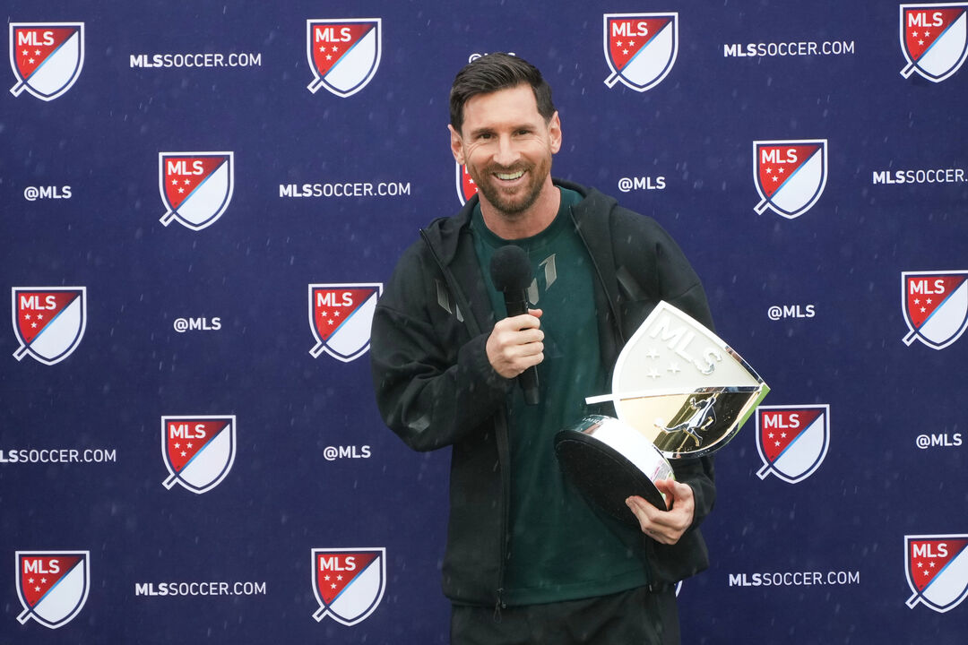 Lionel Messi recebe o troféu de MVP da MLS