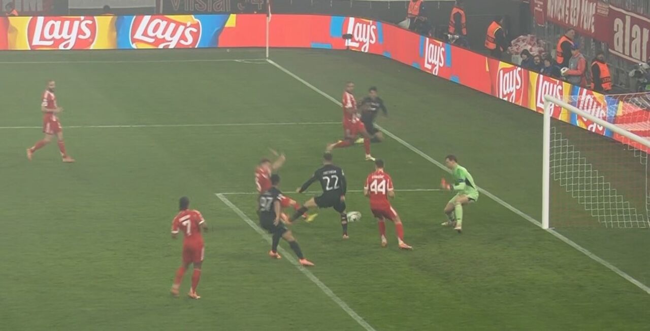 Auto golo de Kimmich na Allianz Arena silencia estádio em Munique