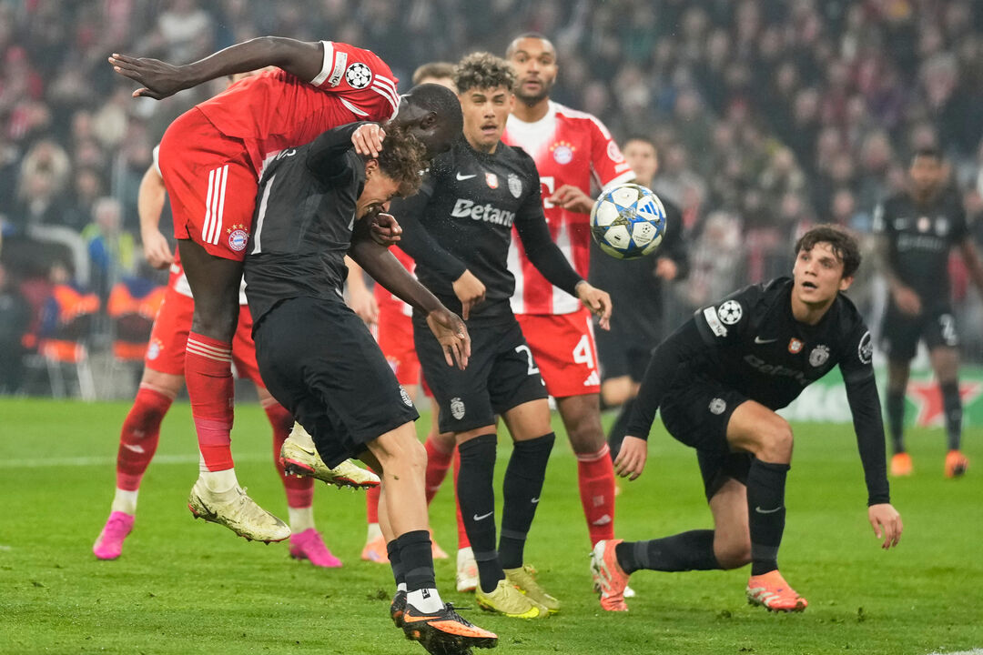 Ricardo Mangas em ação frente ao Bayern Munique
