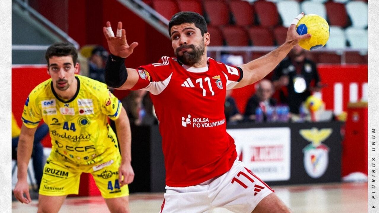 Jogo de andebol entre Benfica e Póvoa, com destaque para o jogador do Benfica