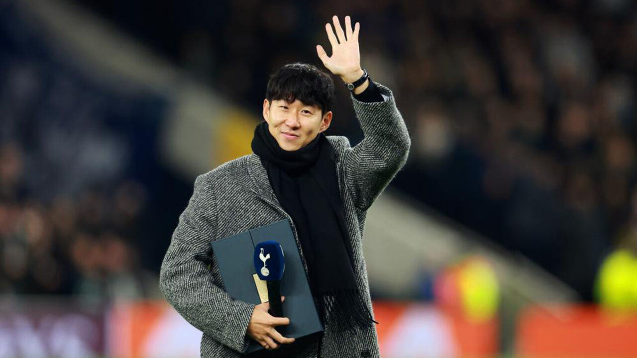 Heung-Min Son cumprimenta adeptos em regresso a Tottenham