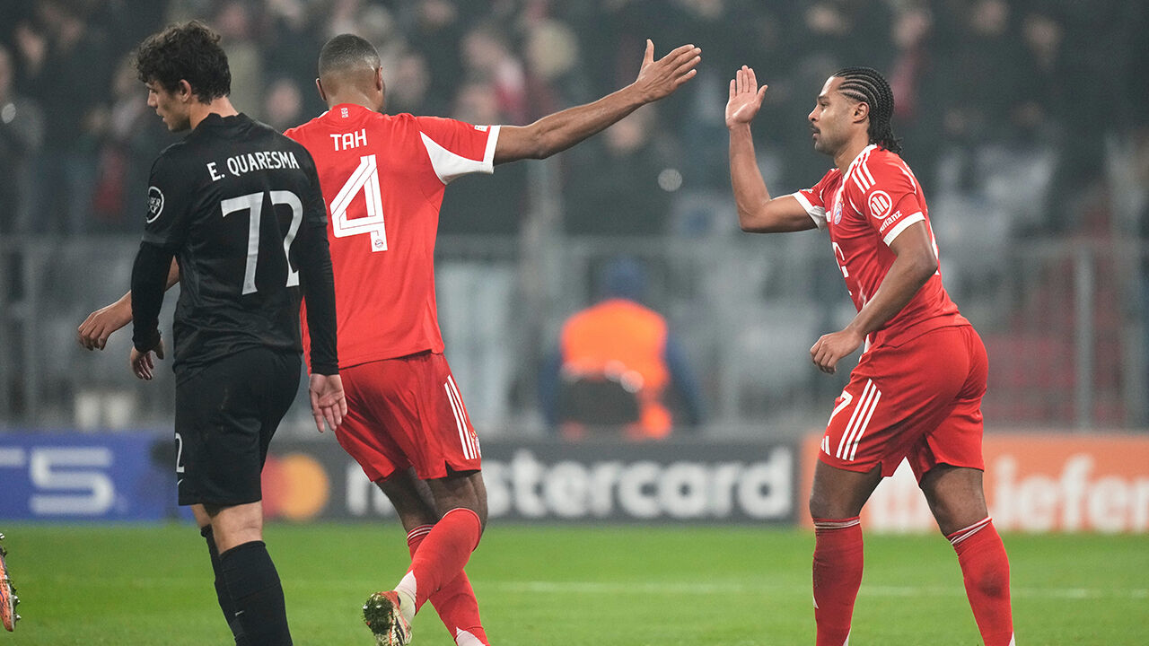 Tah e Gnabry celebram vitória num jogo da UEFA, enquanto Quaresma, do Sporting, abandona o campo