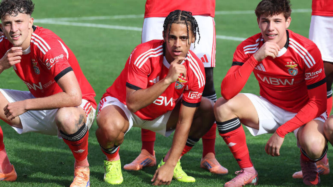 Duarte Gomes (ao centro) festeja após assinar o 3-0