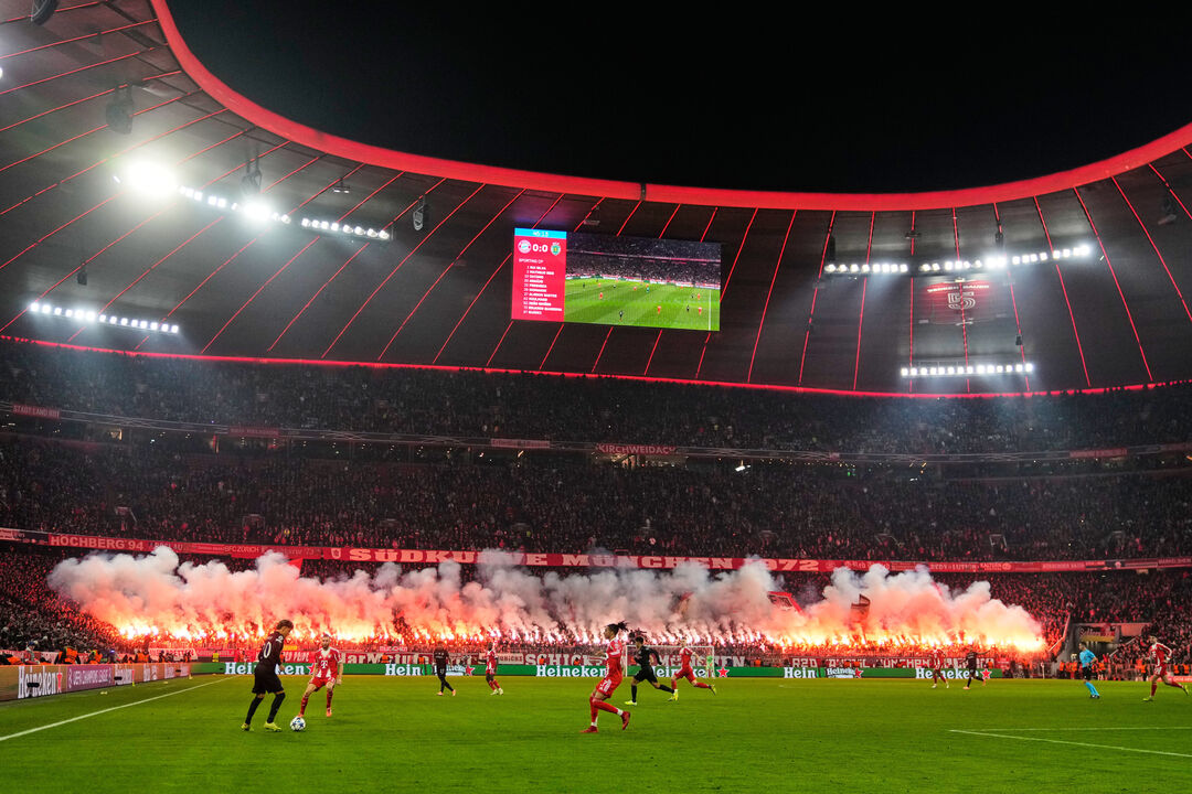 Bayern Munique também deflagrou tochas a abrir o jogo e no início da segunda parte