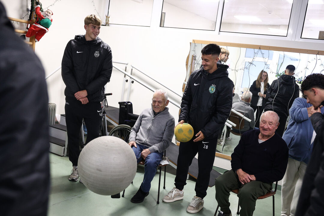 Academia do Sporting visita centro de dia em Alcochete e troca experiências