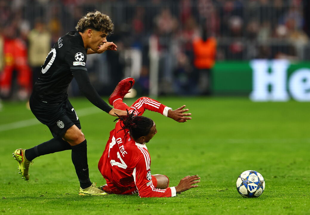 Maxi Araújo em ação com Olise, na Allianz Arena