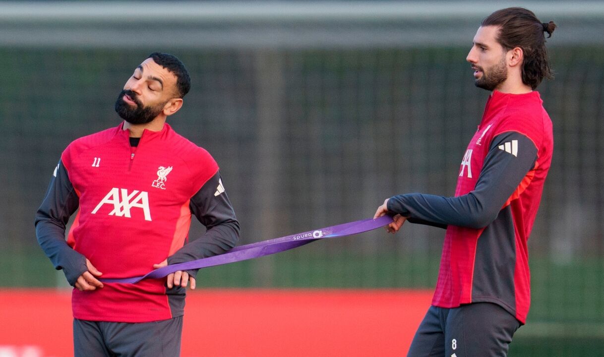 Jogadores do Liverpool fazem alongamentos com faixa