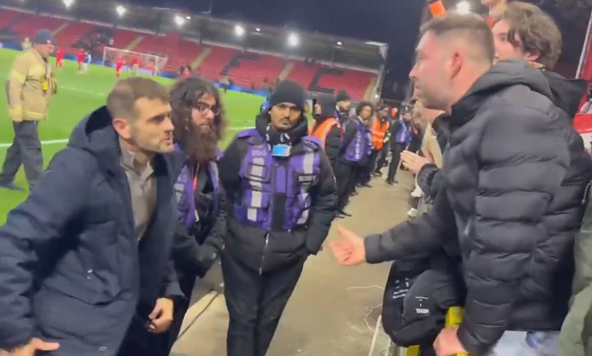 Jack Wilshere fala com adeptos nas bancadas num jogo do Luton Town