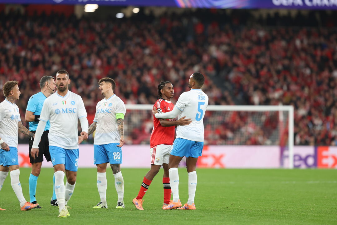 Juan Jesus cumprimenta Leandro Barreiro