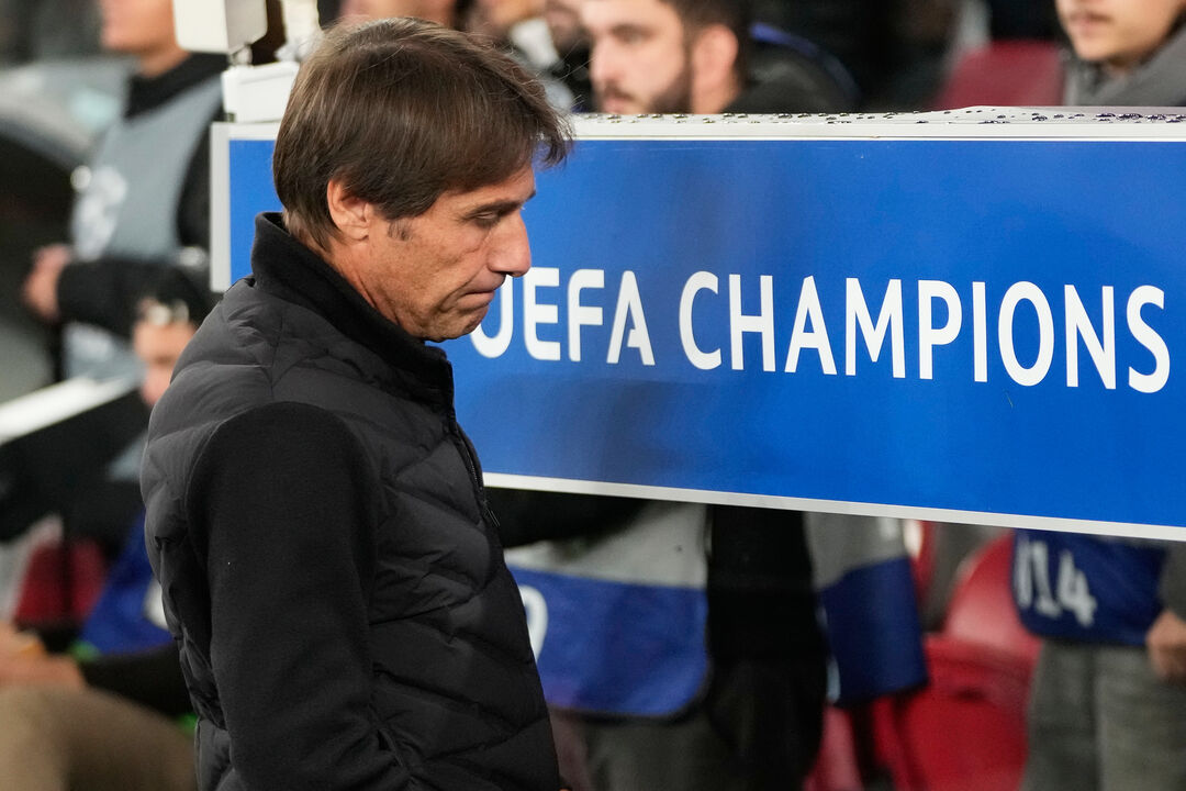 Antonio Conte desiludido com derrota frente ao Benfica