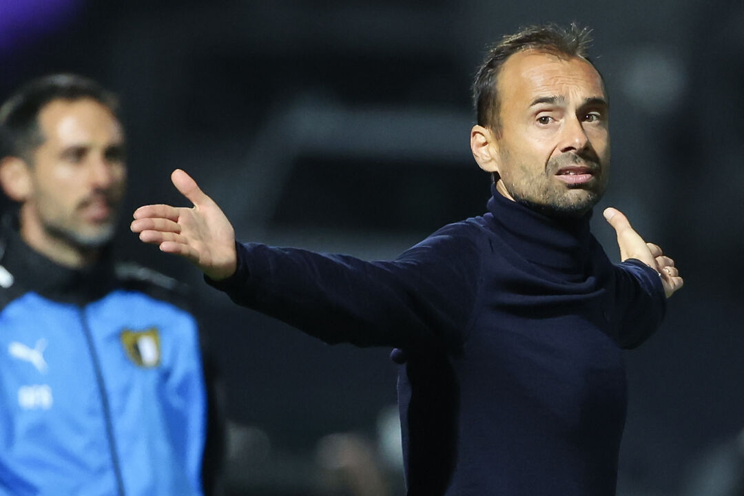 Hugo Oliveira celebra um ano no comando do Famalicão com liderança e vitórias